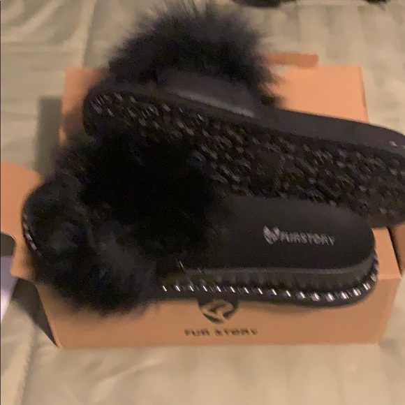 Women’s size 10 slippers (slides). - Picture 2 of 4